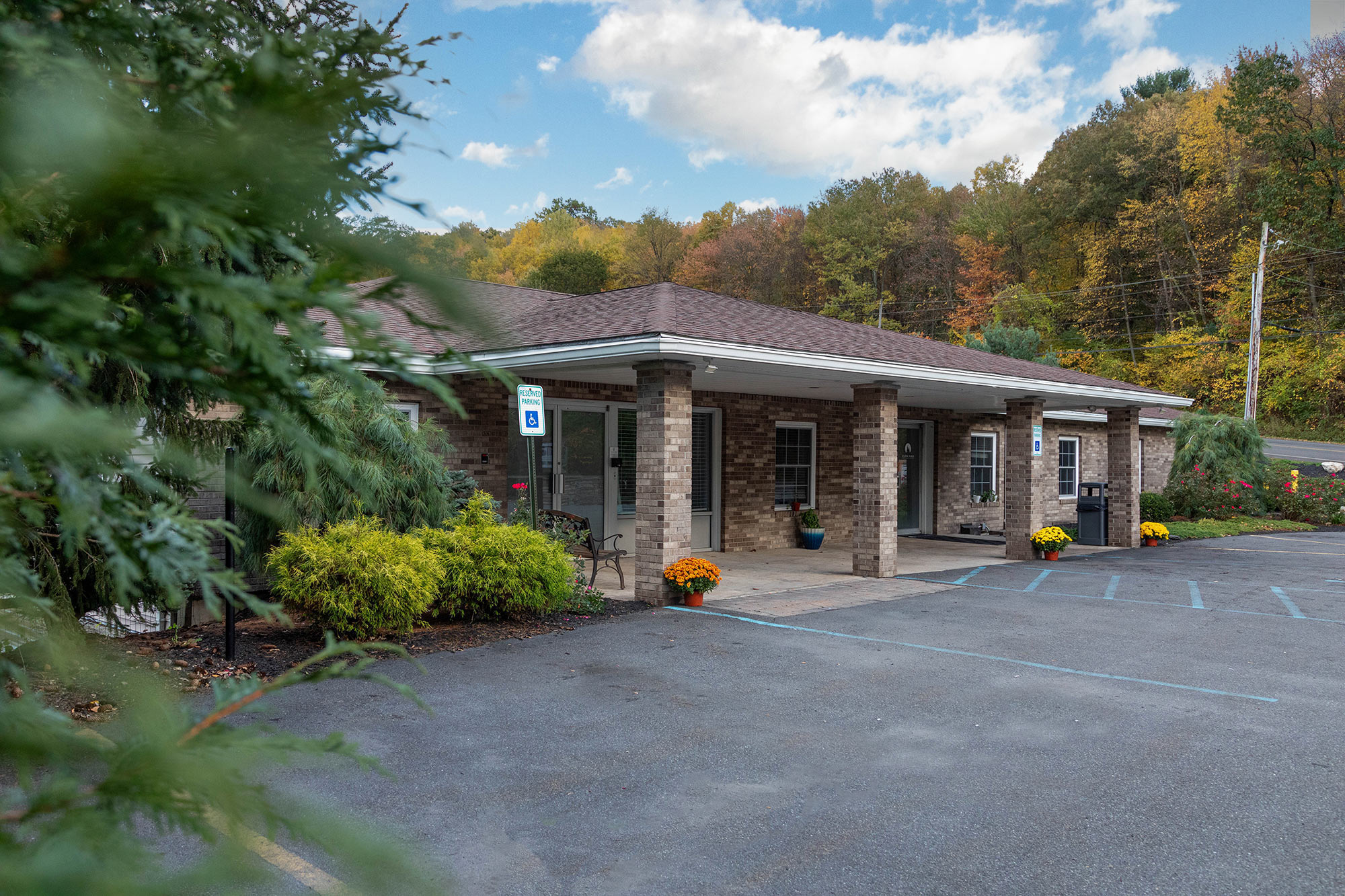 Front exterior of STR Behavioral Health Silver Pines facility offering detox, addiction, and mental health treatment services.
